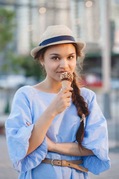 Mujer comiendo helado. —  Fotos de Stock