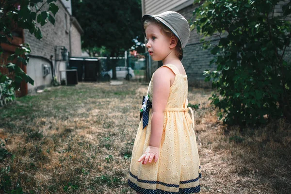 Gadis mengenakan ampas kuning — Stok Foto