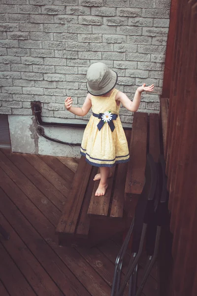 Girl wearing yellow dres — Stock Photo, Image