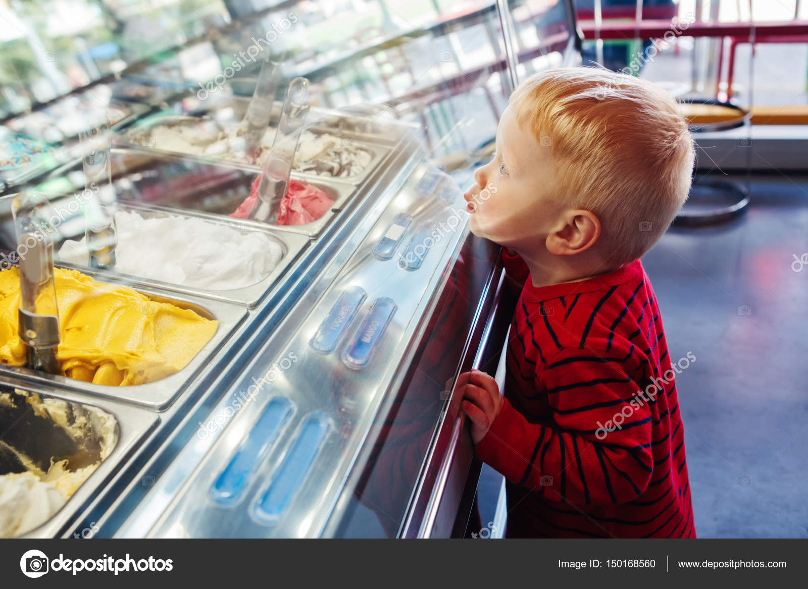 мальчик в магазине. мальчик с мороженым. дети едят мороженое. человек продает мороженое.