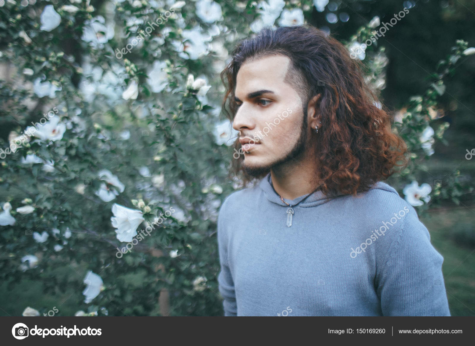 Красивый молодой человек с длинными волосами стоковое фото ...