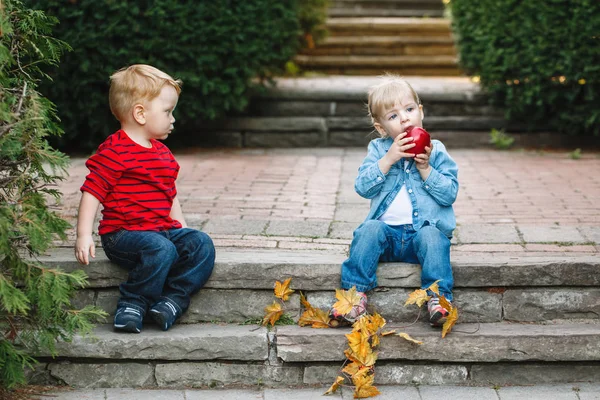 Bedårande barn dela apple — Stockfoto
