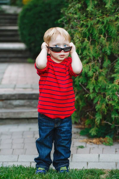 선글라스를 쓰고 귀여운 아이 보 — 스톡 사진