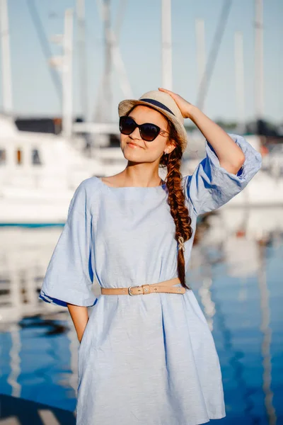 Schöne junge Frau im blauen Kleid — Stockfoto