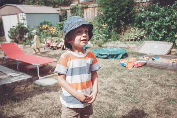Αγόρι που φοράει ριγέ πουκάμισο και καπέλο — Φωτογραφία Αρχείου