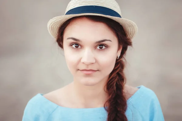 Retrato de una hermosa joven —  Fotos de Stock