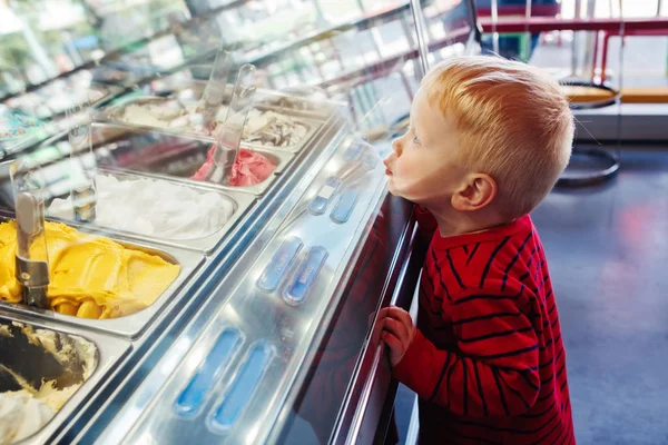 Junge schaut sich Eis im Geschäft an — Stockfoto