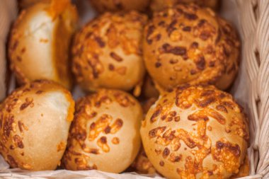 Yuvarlak sepet içinde taze çörek