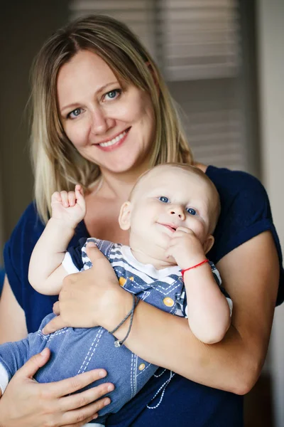 Sorridente madre abbracciare bambino ragazzo — Foto Stock