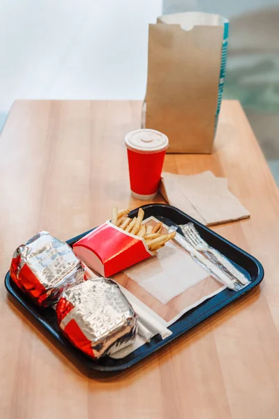 Deux hamburgers enveloppés dans du papier d'aluminium — Photo