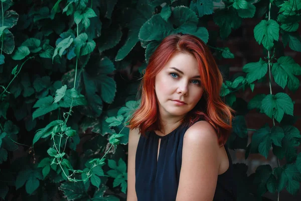 Femme aux cheveux roux bouclés ondulés — Photo