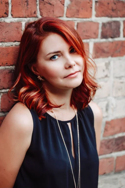 Frau mit gewellten lockigen roten Haaren — Stockfoto
