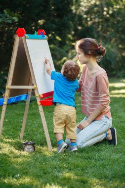 ablası ile yürümeye başlayan çocuk kız