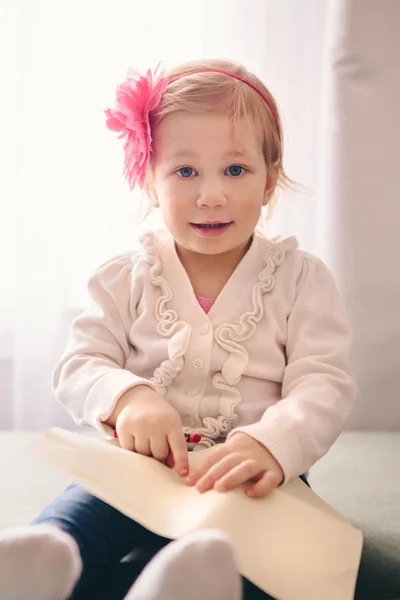 Little girl drawing with pencil — Stock Photo, Image