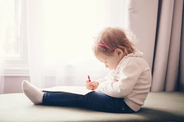 Gadis kecil menggambar dengan pensil — Stok Foto