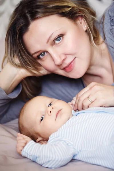 Wanita muda dengan bayi yang baru lahir — Stok Foto