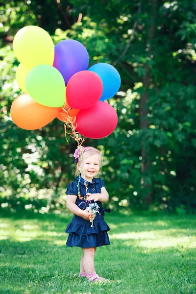 Dítě dívka s barevnými balónky — Stock fotografie