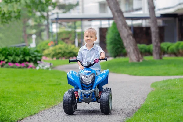 Anak balita mengendarai mobil listrik biru — Stok Foto