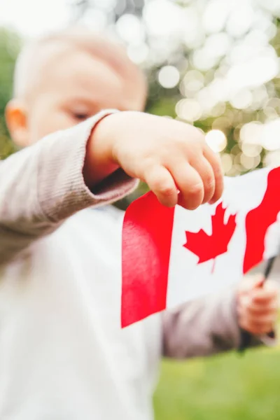 Ragazzo bambino mano tenendo bandiera canadese — Foto Stock