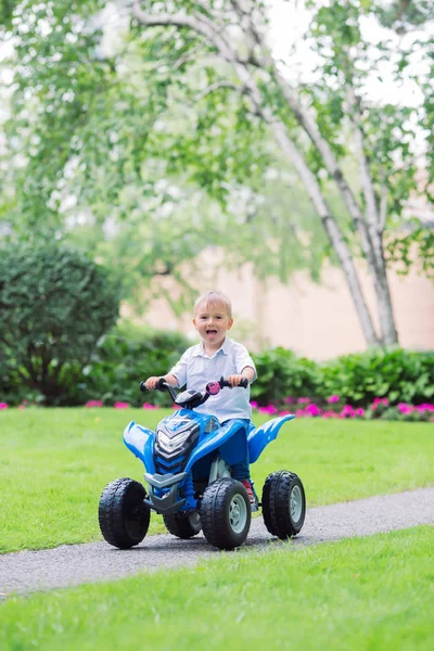Мальчик за рулем синего электрического автомобиля — стоковое фото