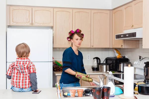 Jeune femme mère femme au foyer dans la cuisine — Photo