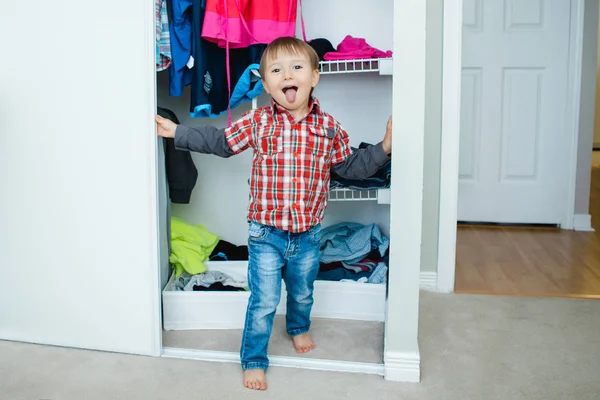 Mały chłopiec w szafie — Zdjęcie stockowe