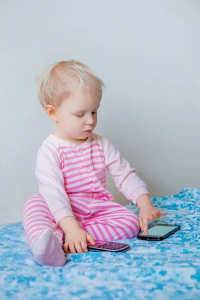 Blond baby girl with phone — Stock Photo, Image