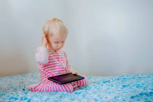 平板电脑的金发小女孩 — 图库照片