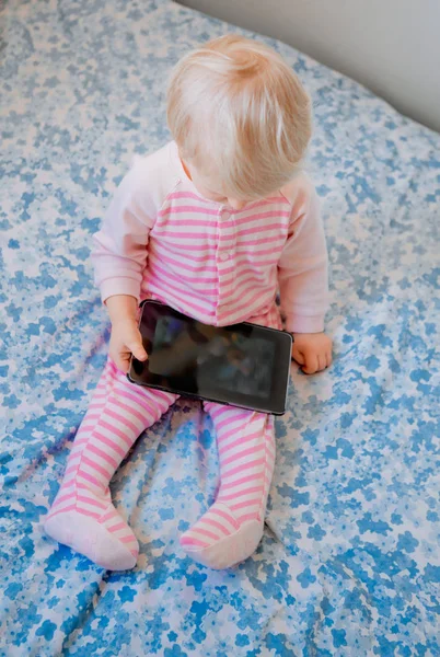 Gadis bayi pirang dengan tablet — Stok Foto