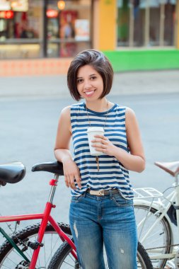  bisikletle eğilerek kahve ile kız