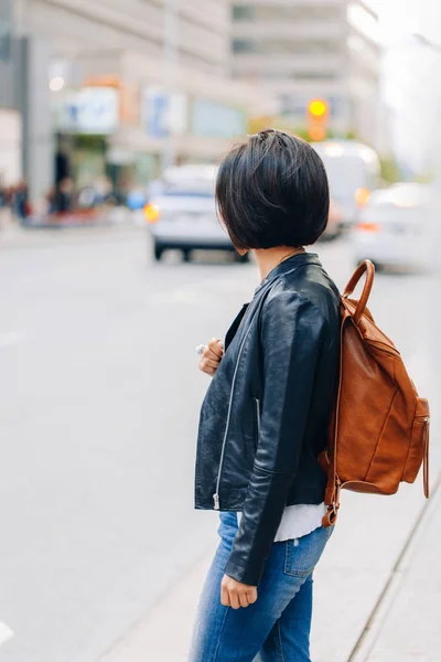Κοπέλα που κρατά σακίδιο στην πόλη δρόμο — Φωτογραφία Αρχείου
