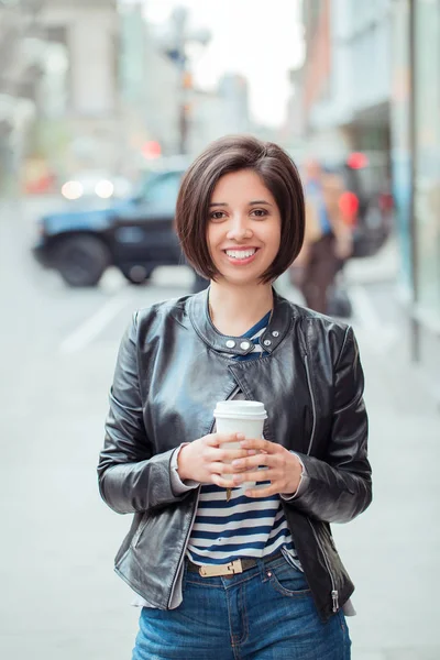 Niña sosteniendo taza de té de café —  Fotos de Stock