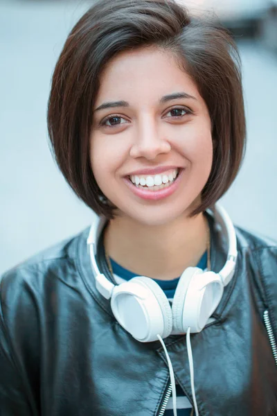 Menina bonita com fones de ouvido — Fotografia de Stock