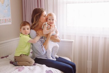 iki sevimli sevimli çocuklar anne