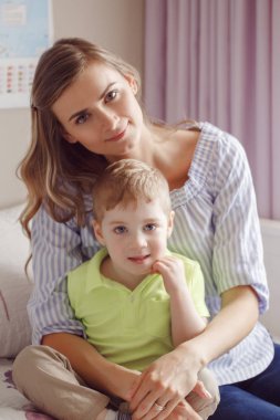  Anne holding şirin sarışın çocuk 