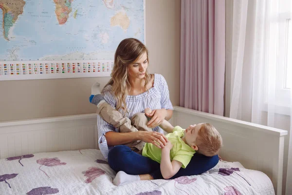 Madre y niño pequeño niño — Foto de Stock