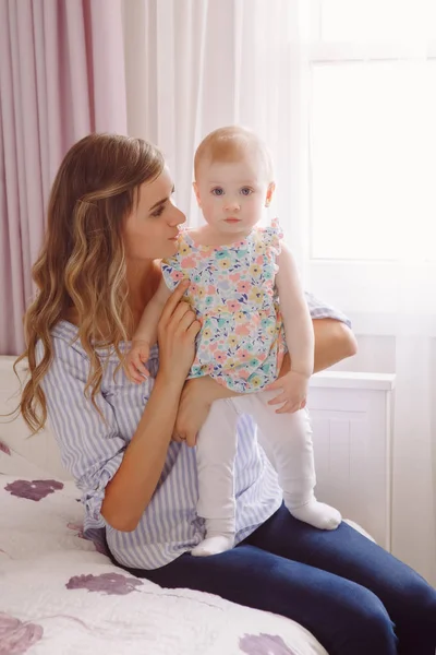 Mulher mãe segurando bonito adorável loira bebê menina — Fotografia de Stock