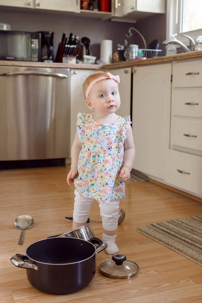 Menina loira brincando na cozinha — Fotografia de Stock