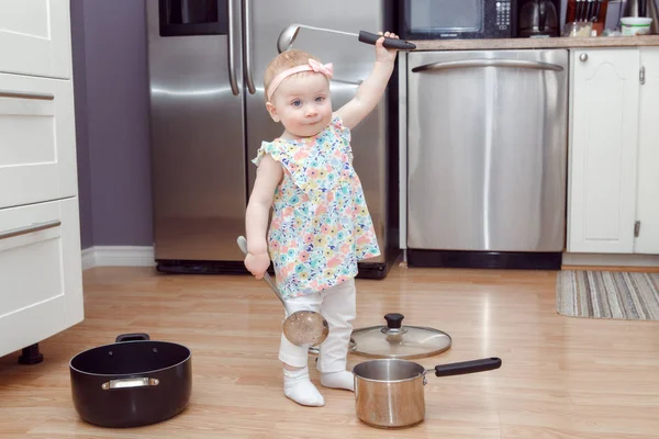 Gadis pirang yang bermain di dapur — Stok Foto