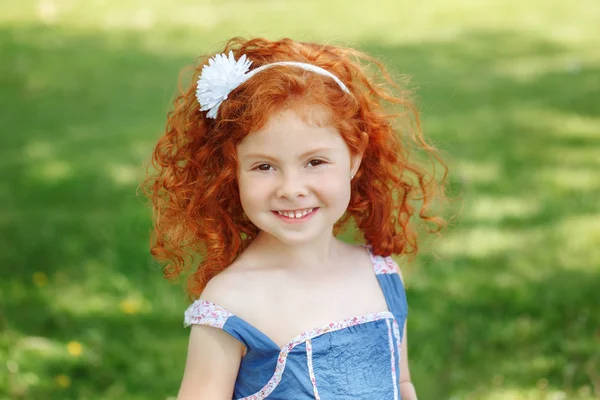 Fille rousse enfant — Photo