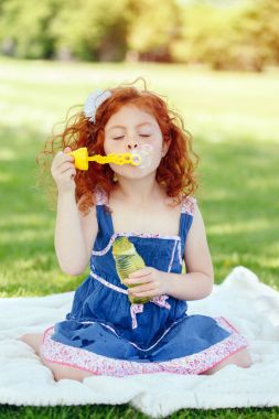 Kızıl saçlı beyaz kız