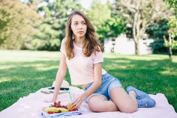 Portrait de jeune belle femme — Photo