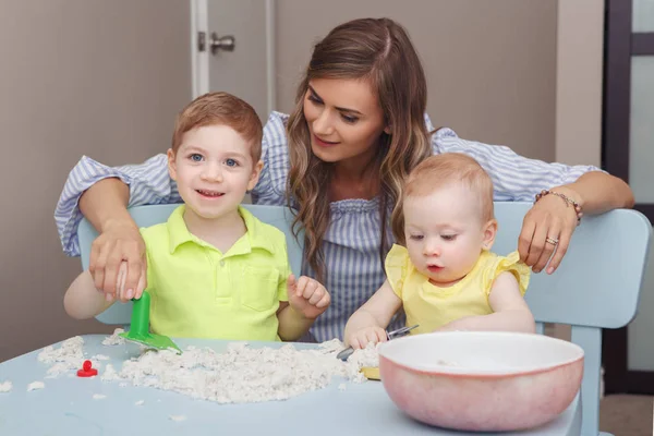 Mère avec des enfants jouant à la maison — Photo