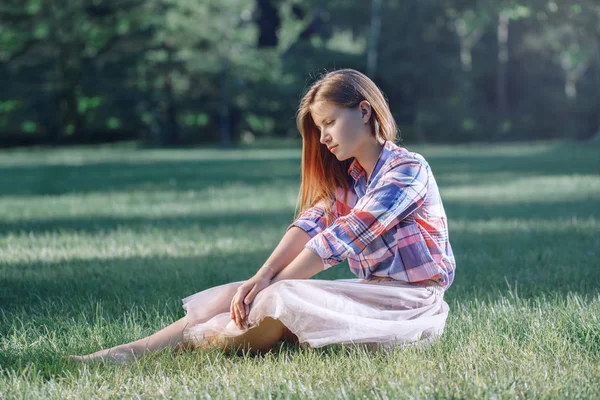 Young woman resting at park — Stock Photo, Image