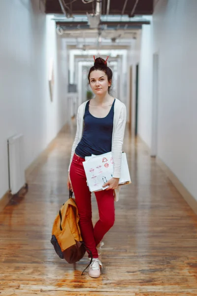 Vacker student i hallen på universitet — Stockfoto
