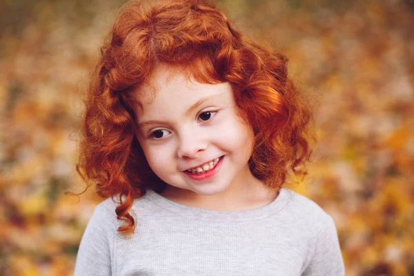 微笑着红头发的女孩 — 图库照片