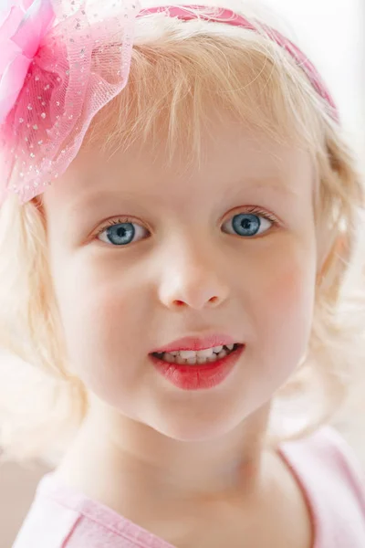 Blonde girl with blue eyes — Stock Photo, Image