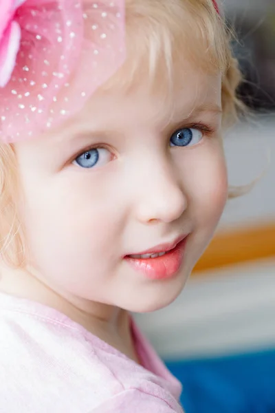 Menina loira com olhos azuis — Fotografia de Stock