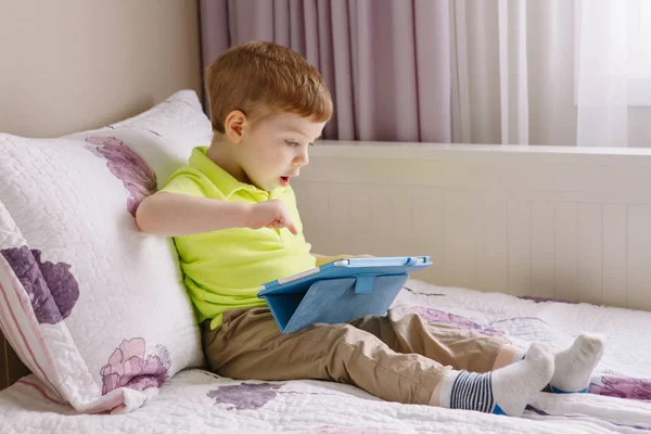 Anak bermain dengan tablet digital — Stok Foto