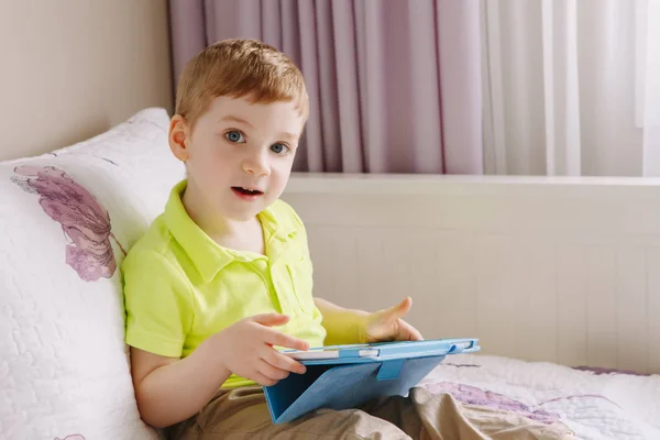 Anak bermain dengan tablet digital — Stok Foto